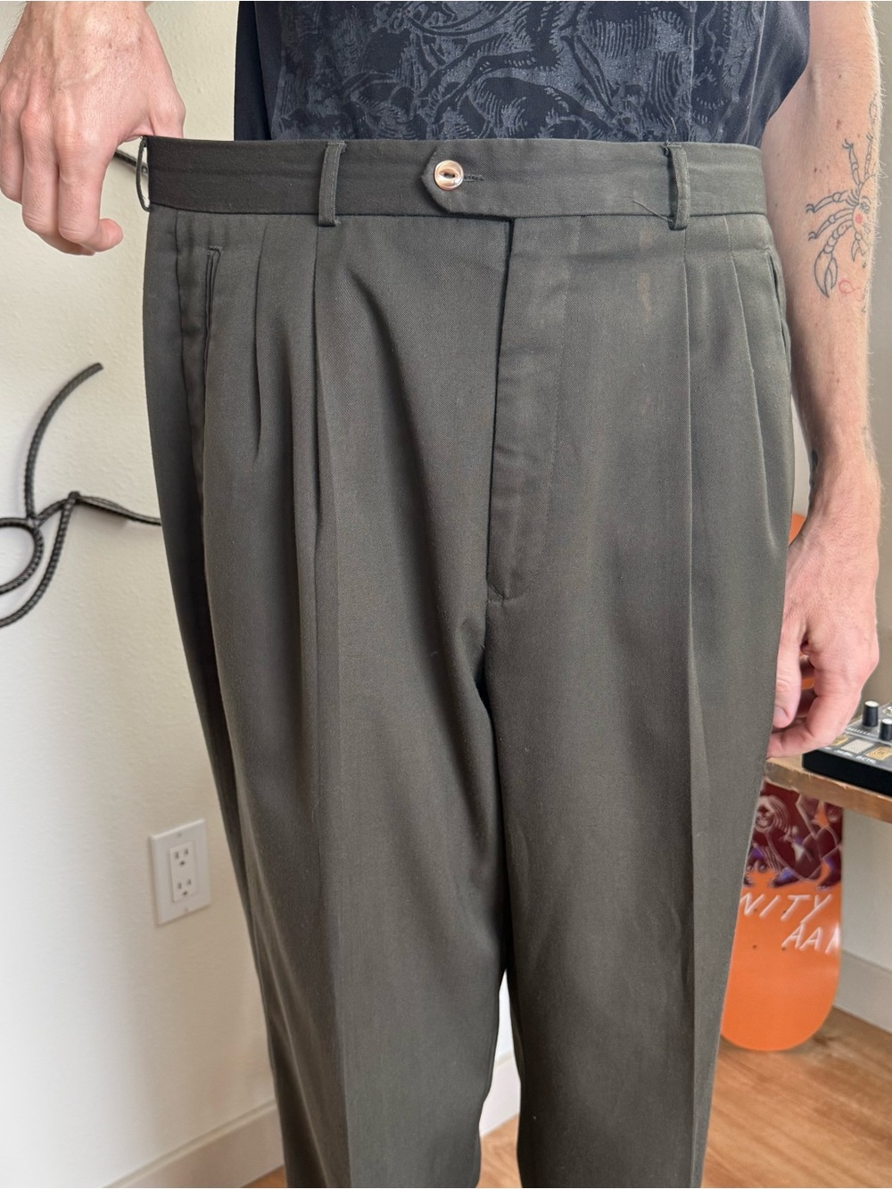 Vintage 90s Olive Green High Waisted Pleated Trousers ~ Size 34 x 29.5 - Picture 6 of 10
